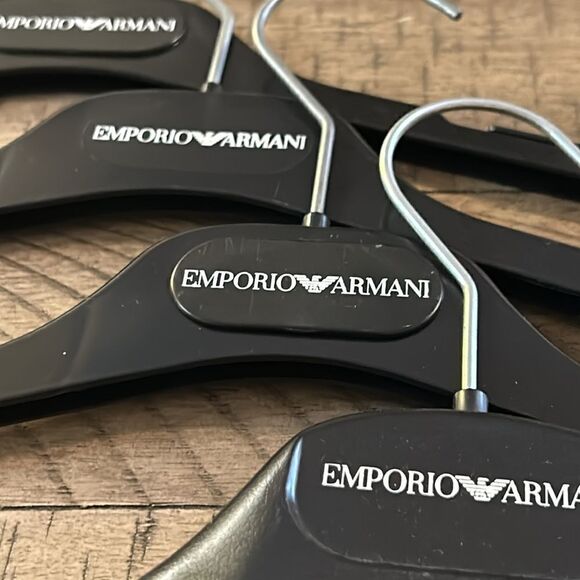 Emporio Armani Shirt 👚 & Sweater Hangars (1 w/ velvet) Set of 4 Get Organized. - Picture 10 of 15